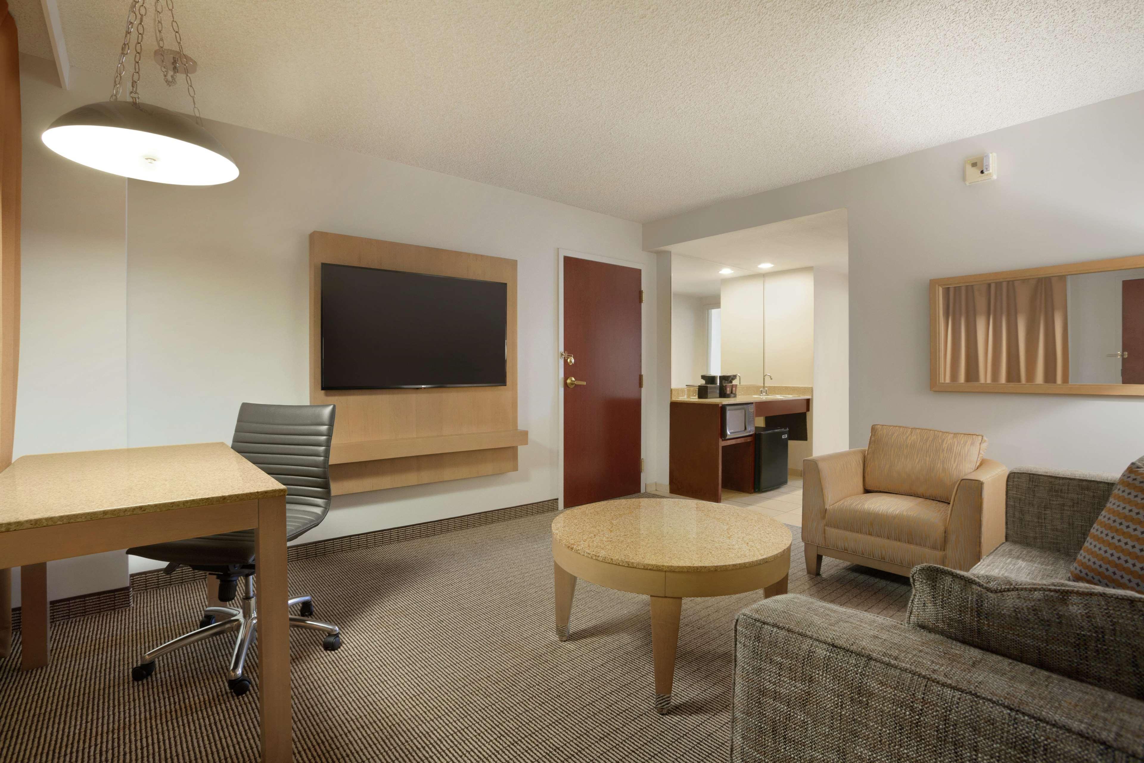 Embassy Suites By Hilton Denver International Airport Εξωτερικό φωτογραφία