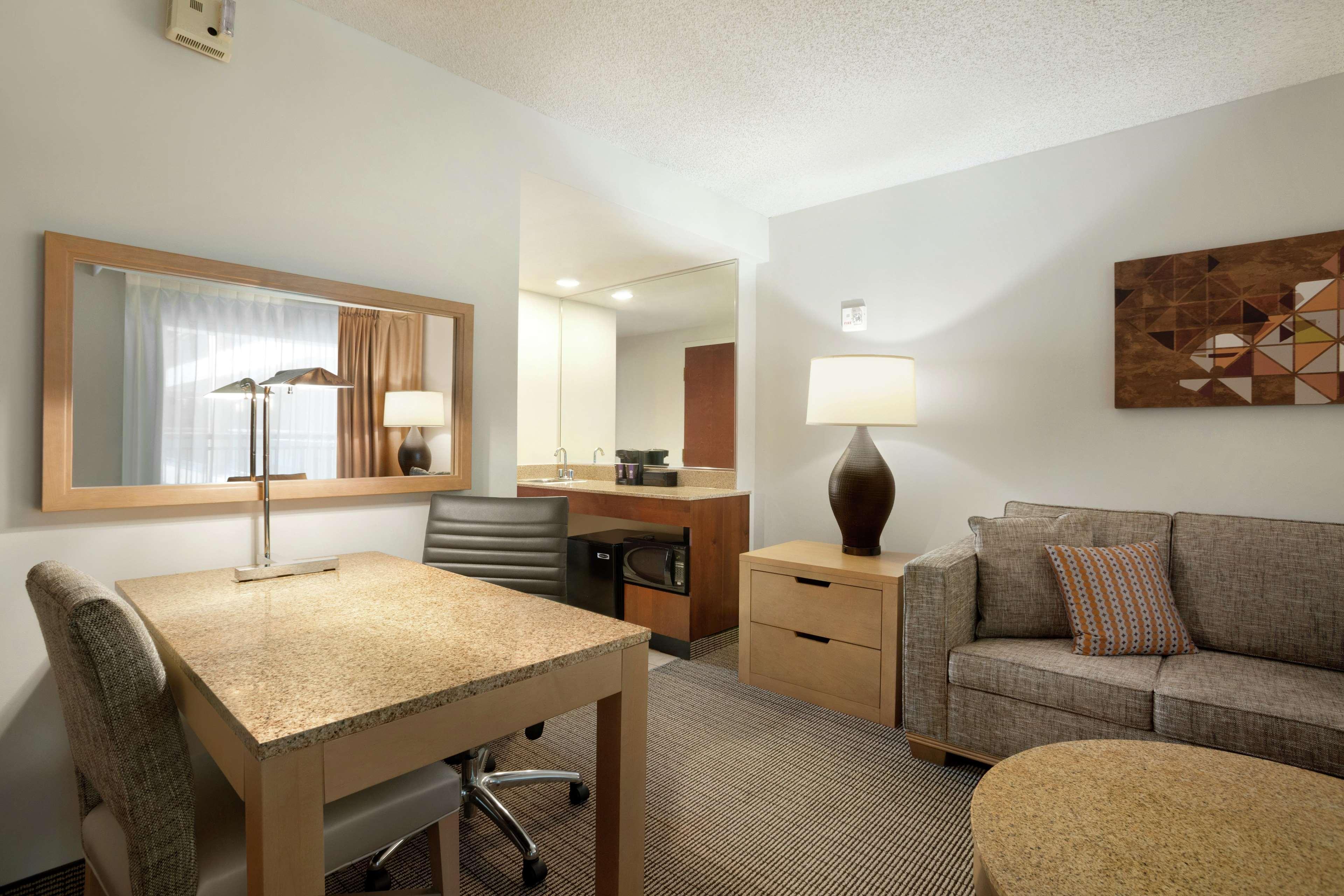 Embassy Suites By Hilton Denver International Airport Εξωτερικό φωτογραφία